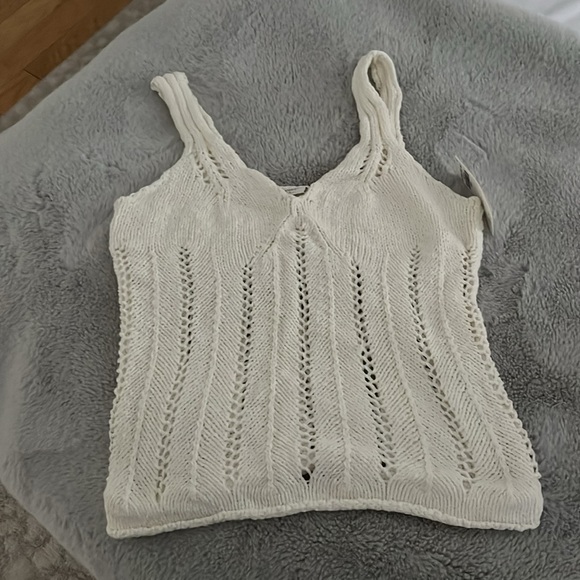 NWT Abercombie skimming v-neck crochet top - Picture 6 of 9